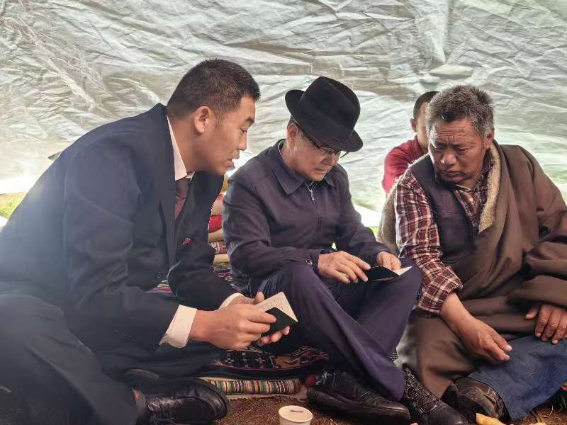 图为入户走访探视